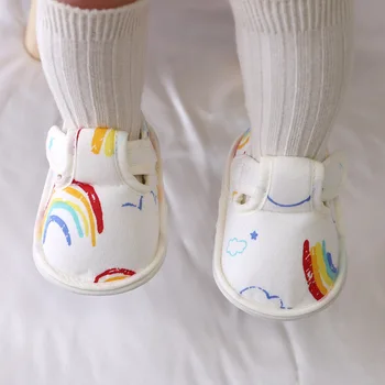 Повседневная хлопчатобумажная обувь с рисунком для маленьких мальчиков и девочек, обувь на мягкой подошве с радугой, носки для первых ходунков для новорожденных, весна-осень